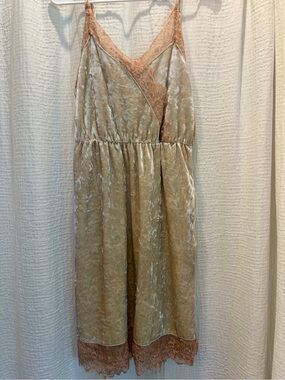 Madison & Berkeley Pearl Crushed Velvet Lace Slip Dress with Pockets - Medium